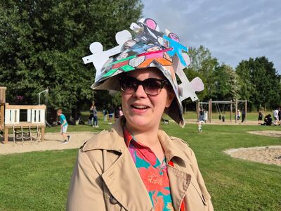 Frau Buchberger mit selbstgebasteltem Papierhut