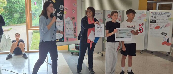 Frau Sorić spricht ins Mikrofon