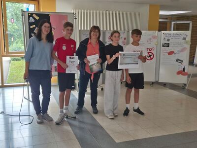 Frau Sorić zusammen mit einer Gruppe von Schülern