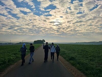 Schüler wandern auf einer Straße entlang