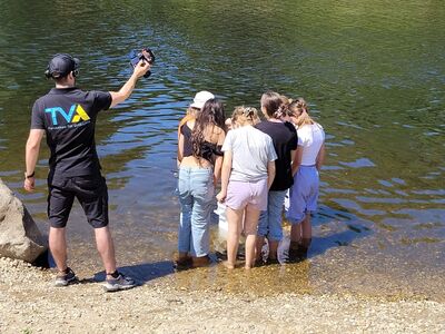 Schüler im Wasser werden von einem TVA-Kameramann gefilmt