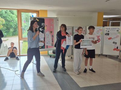 Frau Sorić spricht ins Mikrofon