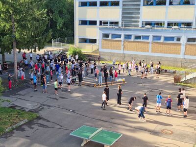 Viele Schüler versammelt auf dem Pausenhof an verschiedenen Stationen
