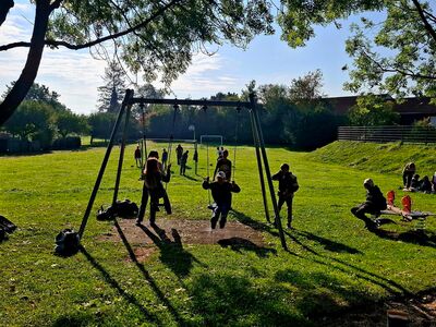 Schaukelspaß auf dem Spielplatz in Oppersdorf
