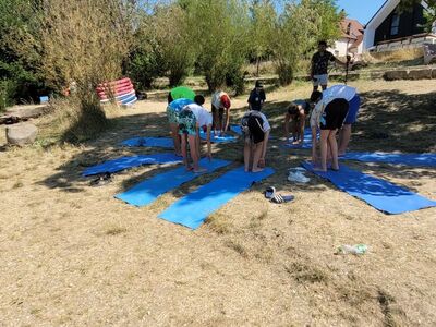 Schüler beim Yoga im Camp