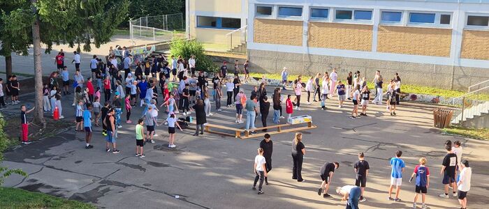Viele Schüler versammelt auf dem Pausenhof an verschiedenen Stationen