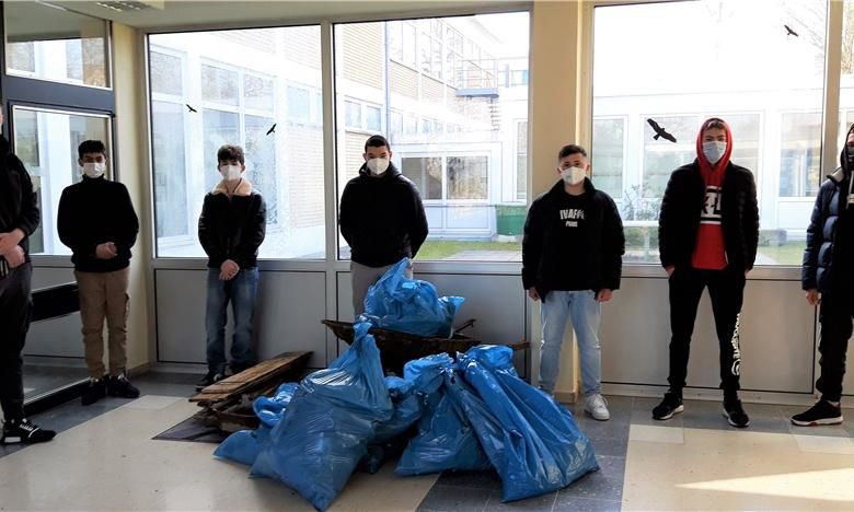 Einen beachtlichen Haufen Müll sammelten die Schüler aus der Mittelschule Lappersdorf. Foto: Josef Dummer