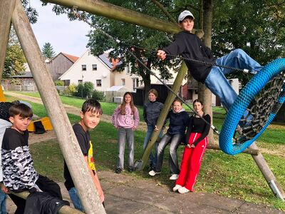 Die Schüler haben sich um die Schaukel versammelt