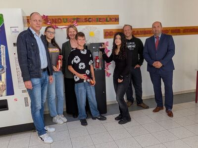 Gruppenbild vor dem Wasserspender